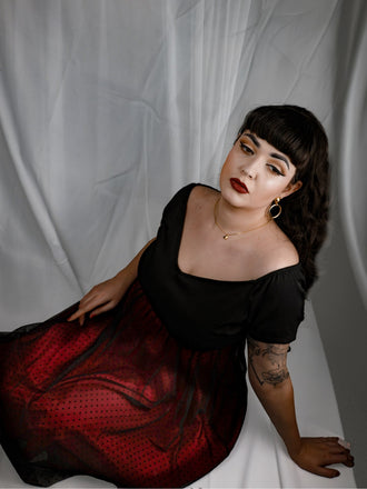 Abito con cintura a pois spalle scese bordeaux anni '50