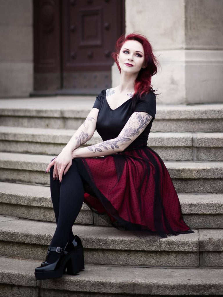 Abito con cintura a pois spalle scese bordeaux anni '50