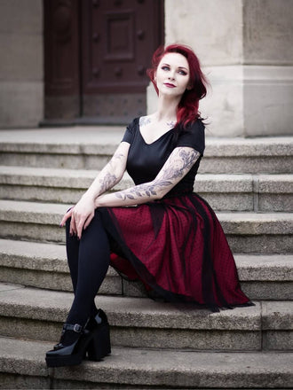 Abito con cintura a pois spalle scese bordeaux anni '50