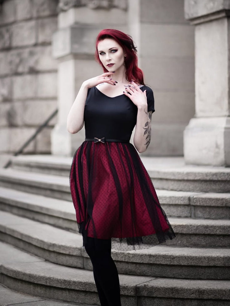 Abito con cintura a pois spalle scese bordeaux anni '50