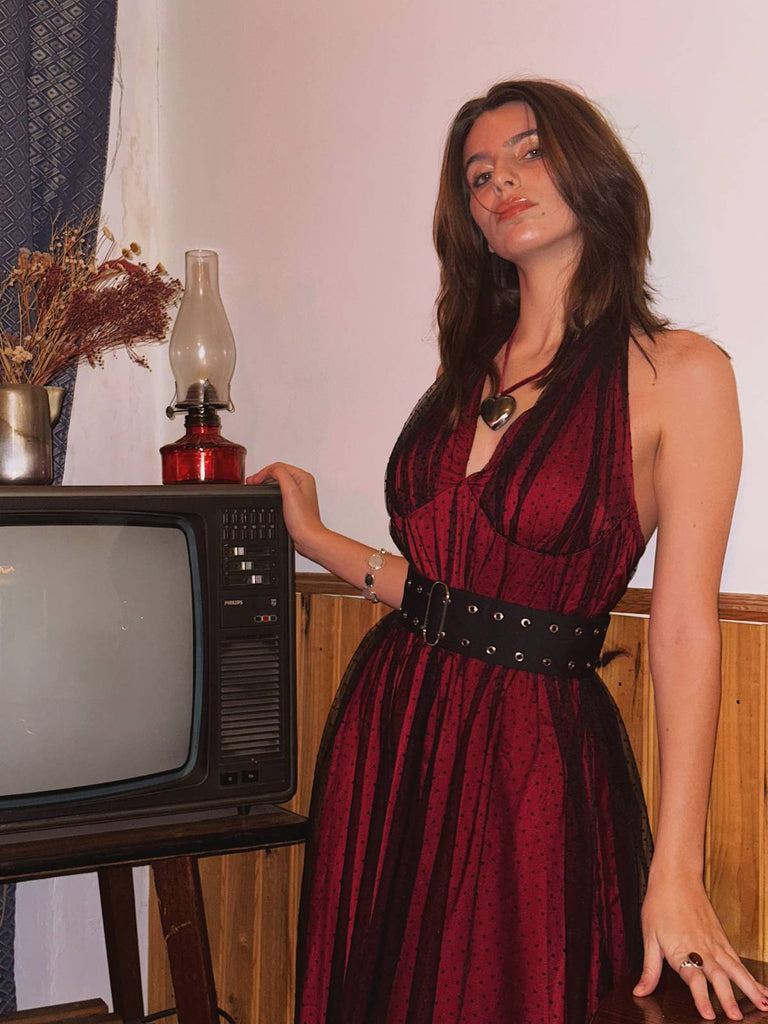 Abito a rete pois scollo all'americana rosso anni '50