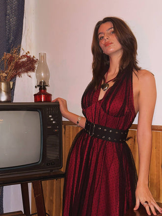 Abito a rete pois scollo all'americana rosso anni '50