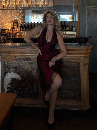 Abito a rete pois scollo all'americana rosso anni '50