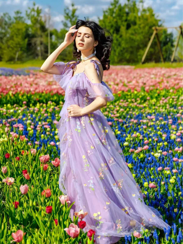 Abito in rete ricamato a fiori a sottoveste con spacco viola anni '70