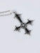 Abito con collana a croce in stile suora nero anni '40