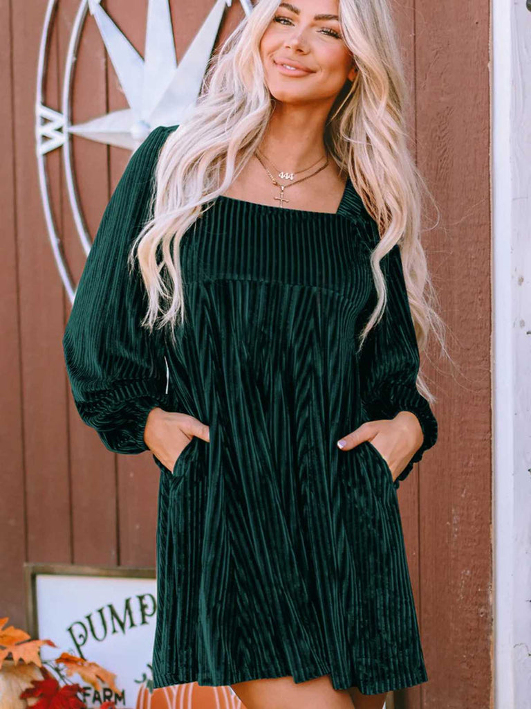 Abito babydoll in velluto con maniche a sbuffo scollo quadrato anni '60