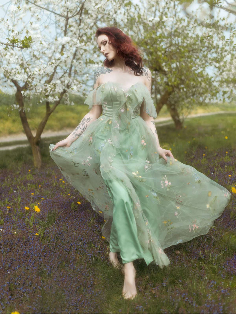 Abito in rete ricamato a fiori a sottoveste con spacco verde anni '70
