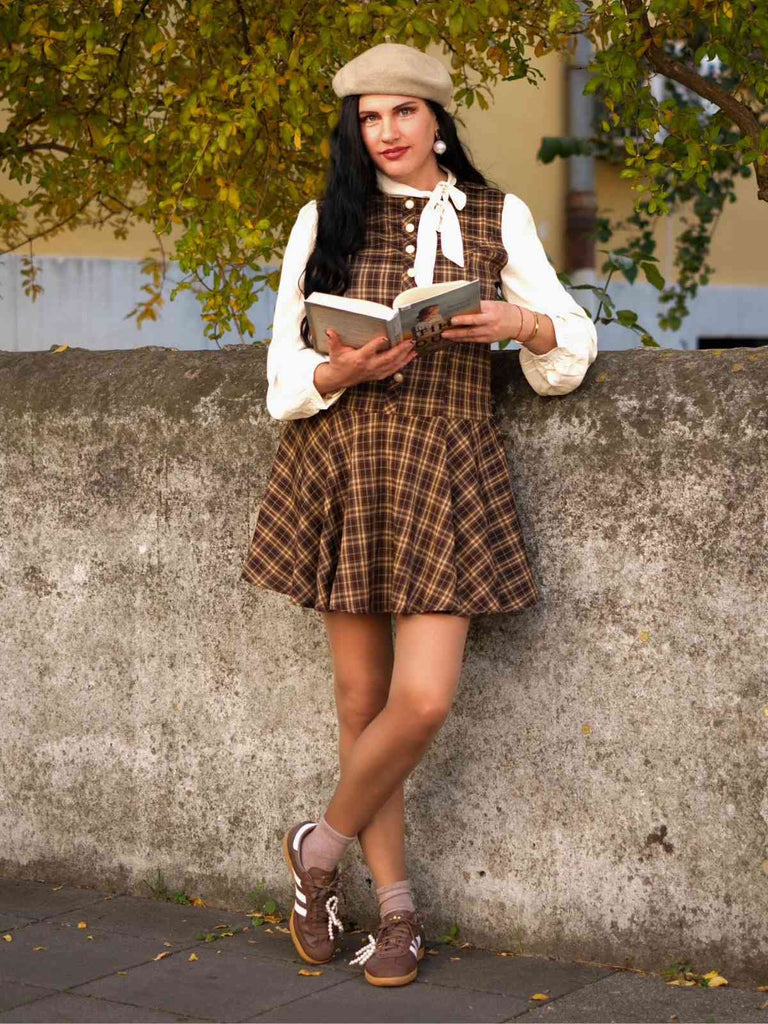 Abito a quadri con bottoni e fiocco marrone anni '60