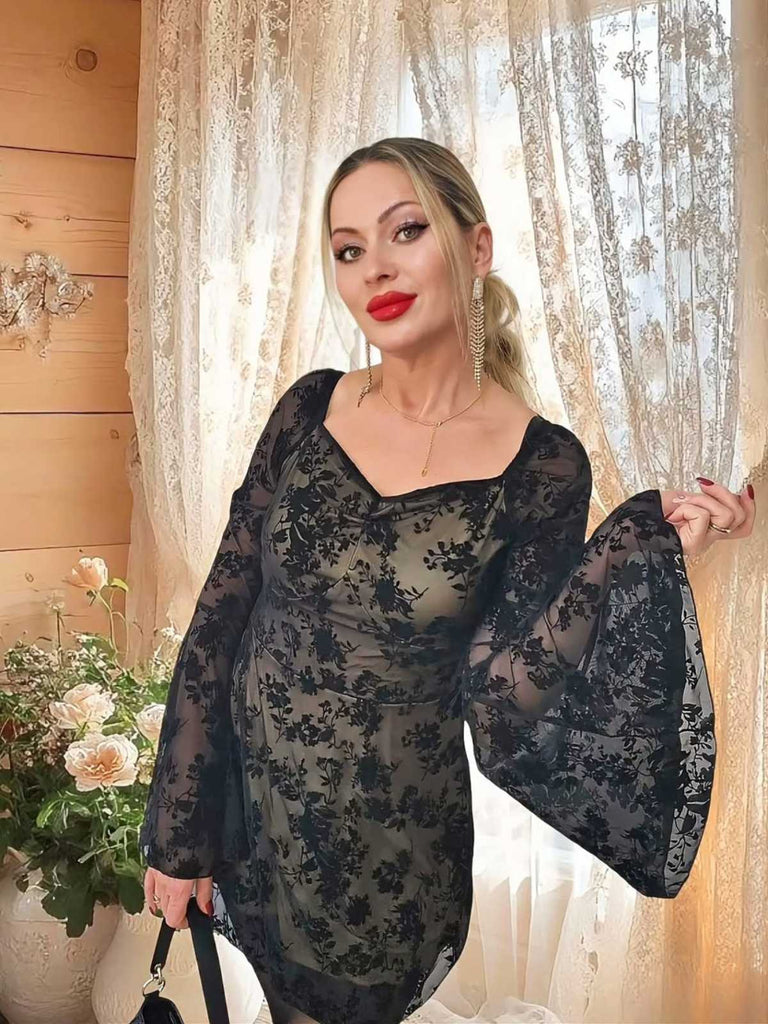 Abito floreale con maniche a sbuffo in pizzo nero anni '50