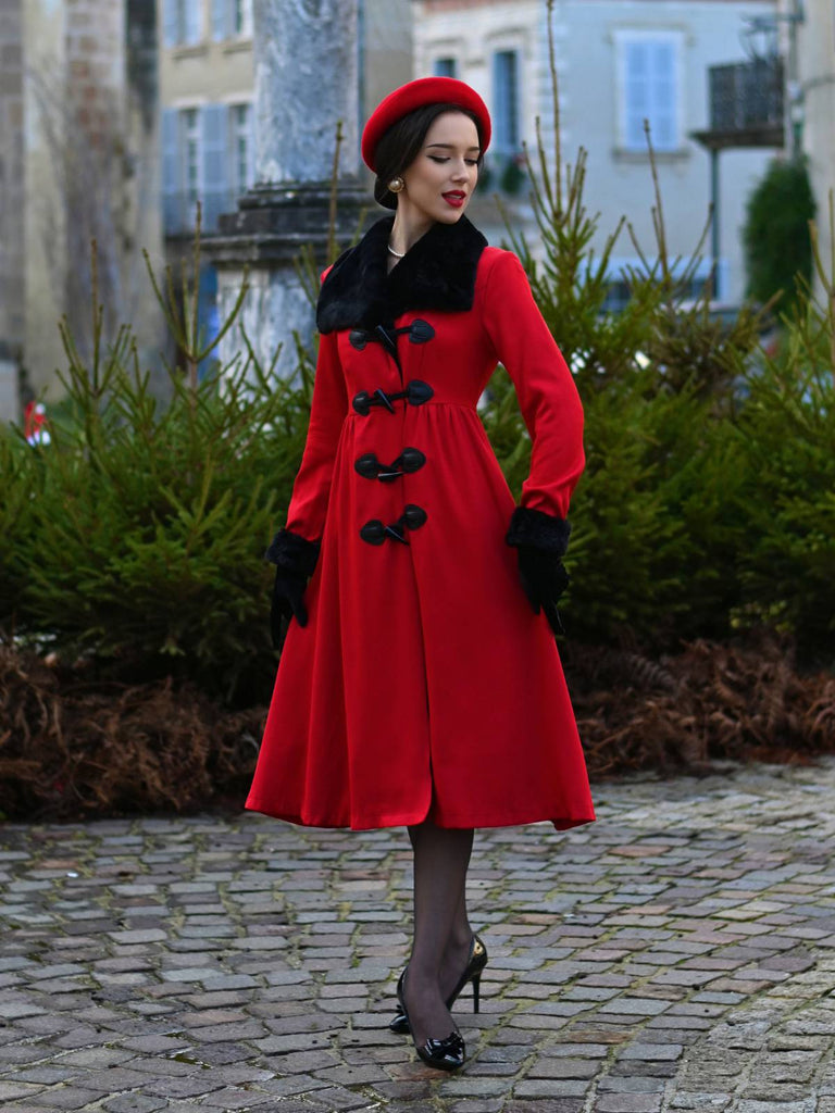 Cappotto con collo di pelliccia rosso e nero anni '50
