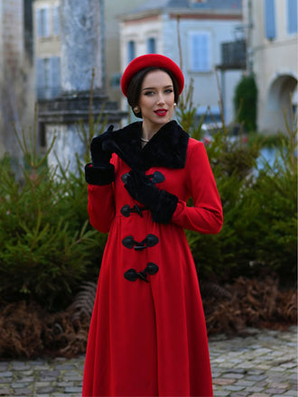 Cappotto con collo di pelliccia rosso e nero anni '50