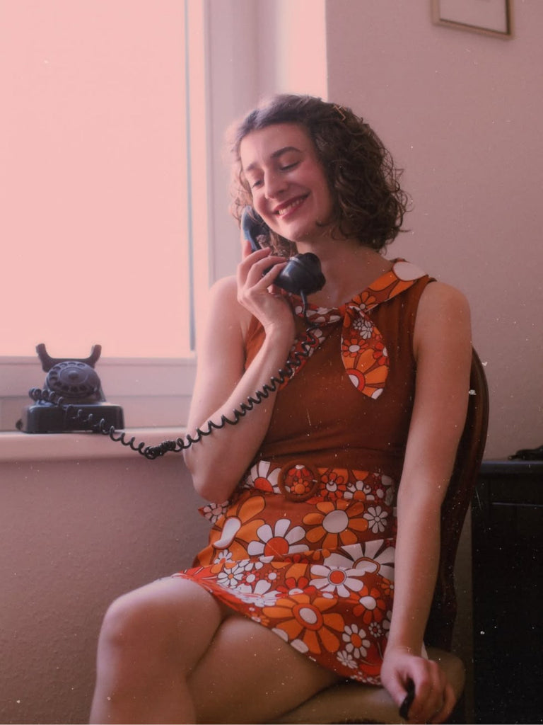 Abito boho psichedelico floreale arancione anni '60