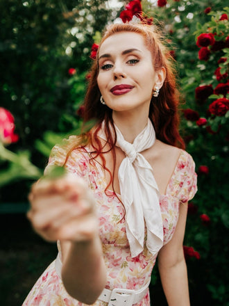 Abito Rosa Anni '50 Floreale con Scollo a Cuore e Fiocco