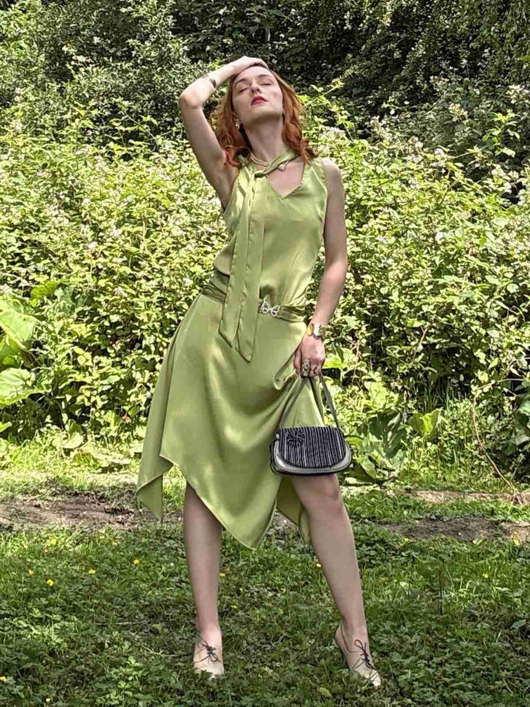Abito chartreuse anni '20 con orlo a fazzoletto scintillante