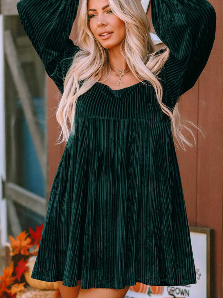 Abito babydoll in velluto con maniche a sbuffo scollo quadrato anni '60