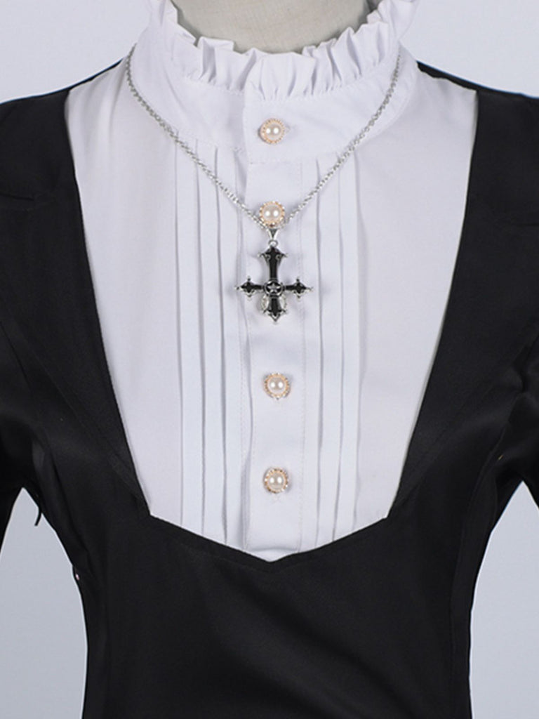 Abito con collana a croce in stile suora nero anni '40