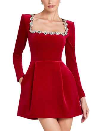 Abito in velluto con scollo quadrato e diamanti rosso anni '60