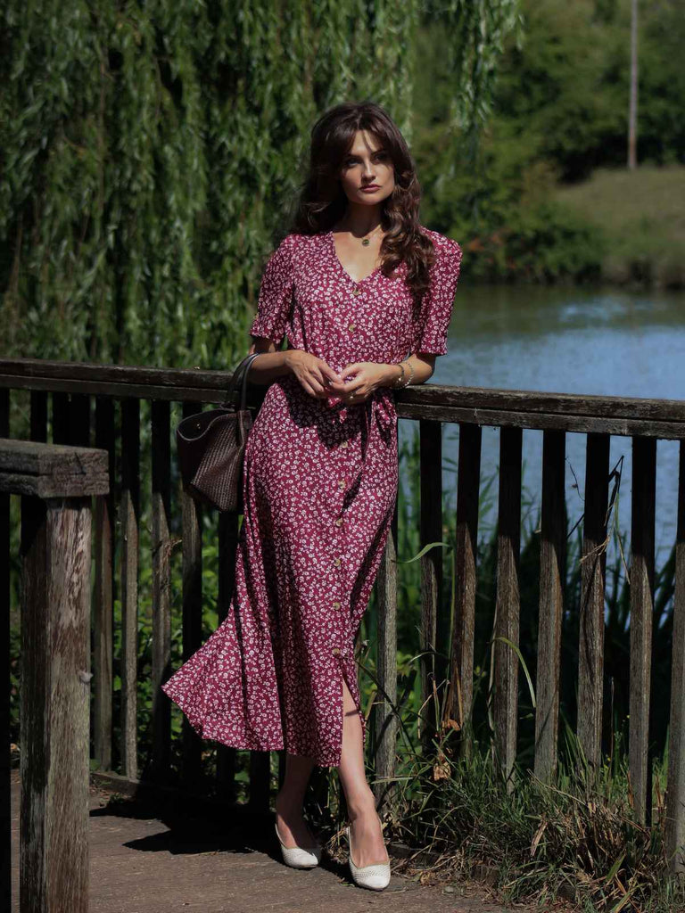 Abito fiori a fiorellini con scollo a V bordeaux anni '40