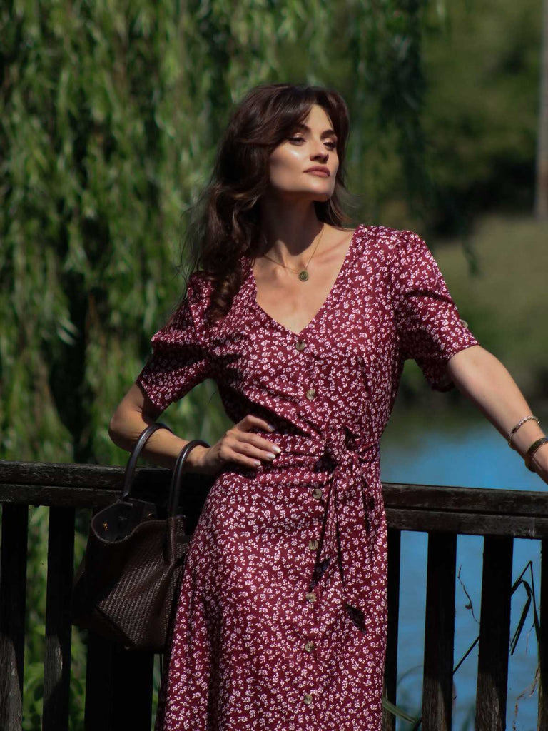 Abito fiori a fiorellini con scollo a V bordeaux anni '40