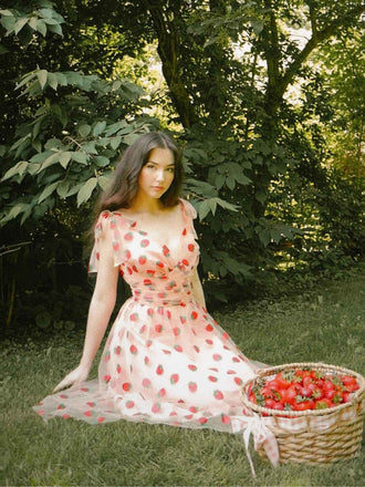 abito a ruota a fragole in rete rosa anni '50