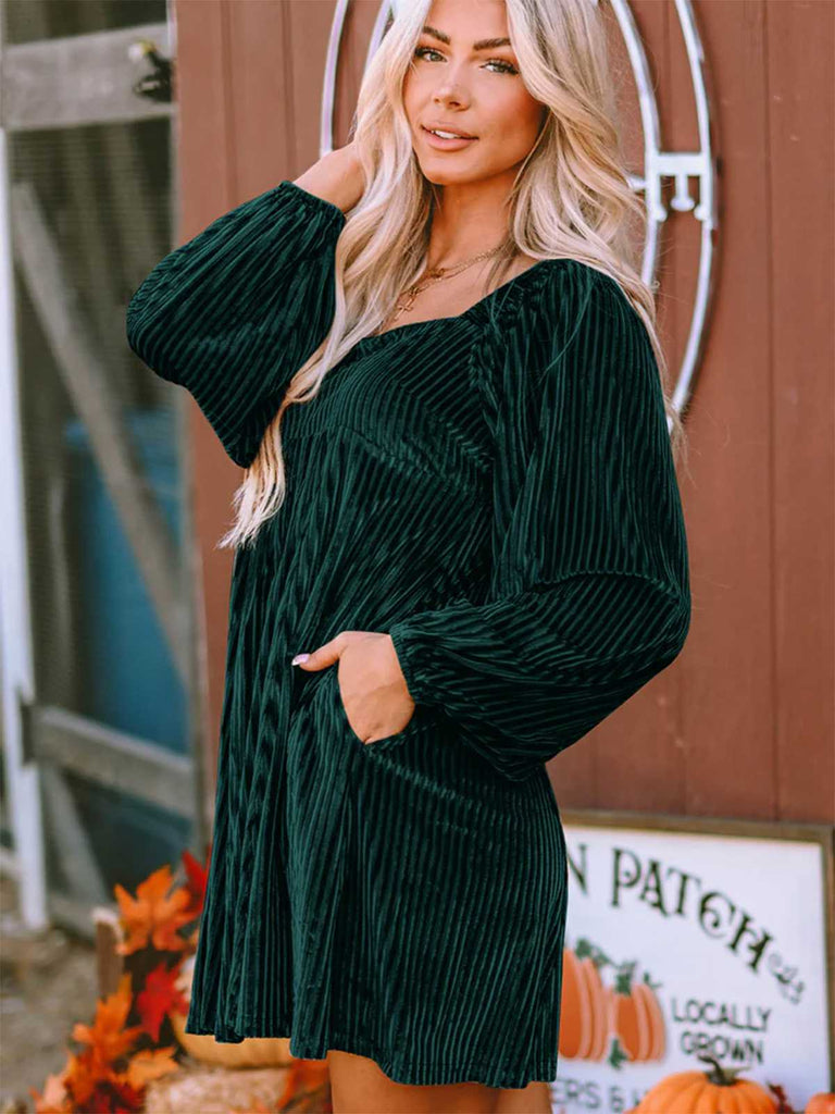 Abito babydoll in velluto con maniche a sbuffo scollo quadrato anni '60