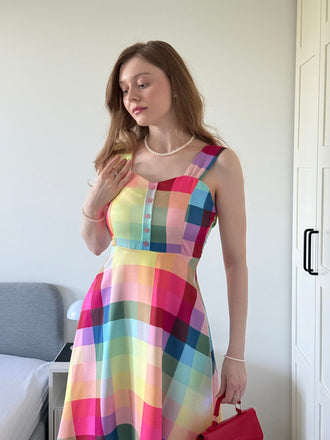Abito a trapezio anni '50 a quadri colorati e con spalline larghe