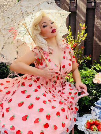 abito a ruota a fragole in rete rosa anni '50