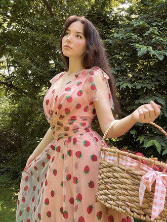 abito a ruota a fragole in rete rosa anni '50