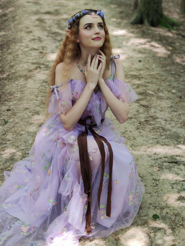 Abito in rete ricamato a fiori a sottoveste con spacco viola anni '70