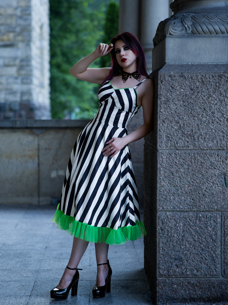 Abito in pizzo verde fluorescente a righe bianco nero anni '50
