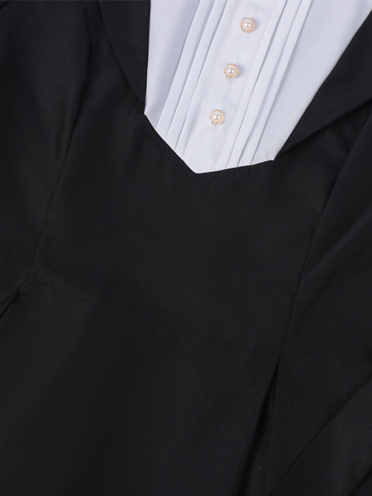 Abito con collana a croce in stile suora nero anni '40