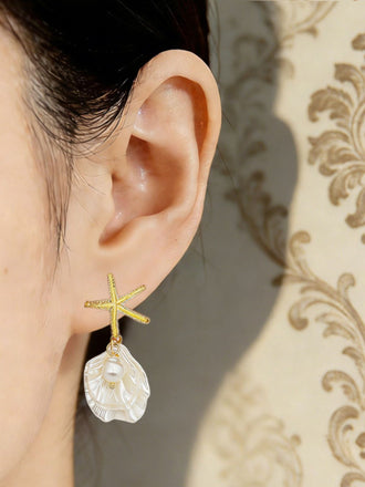 Orecchini pendenti con perle e conchiglie a stella marina in oro