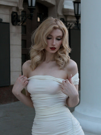 Abito avorio manica a cappuccio e increspatura sottile anni '60