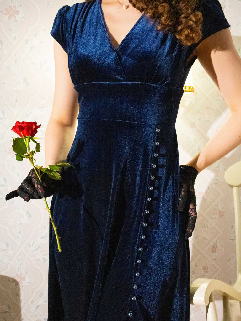 Abito in velluto perla scollo a V profondo blu anni '40