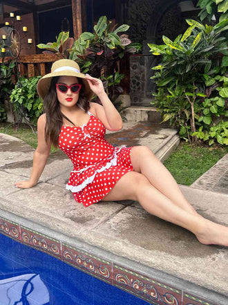 Costumi intero rosso anni '40 a pois con scollo all'americana
