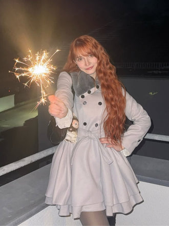 Cappotto invernale con collo di pelliccia grigio anni '50