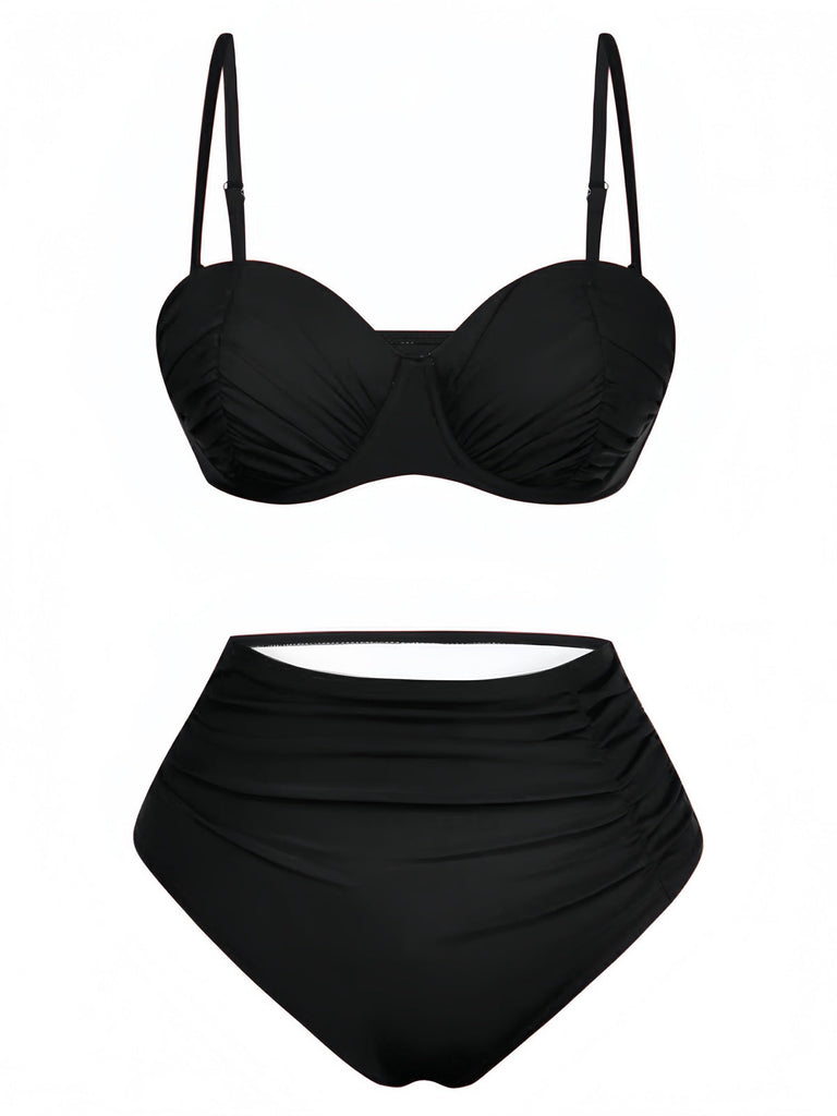 Bikini nero con top senza spalline e slip a vita alta su sfondo bianco