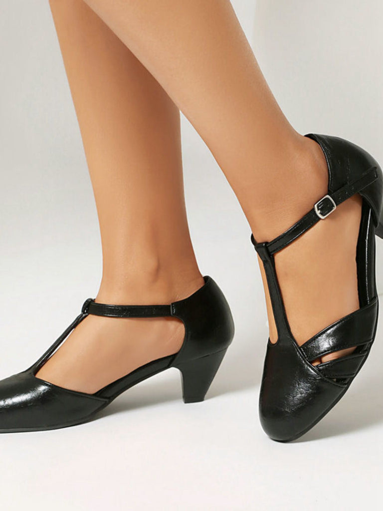 Scarpe a Punta Chiusa con Cinturino a T e Intaglio Laterale