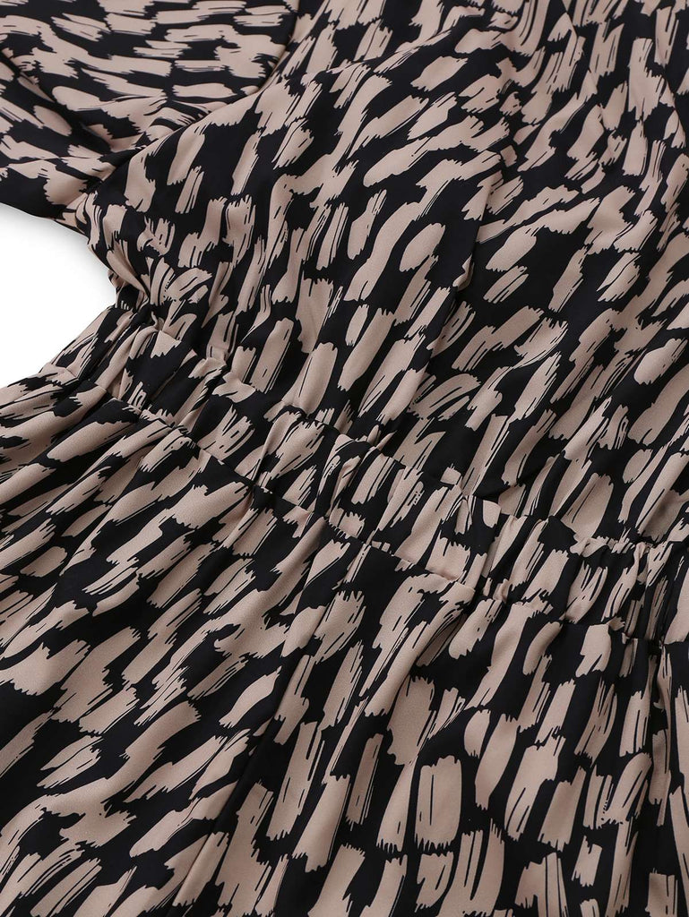 Tuta corta marrone anni '40 in raso leopardato con scollo a V