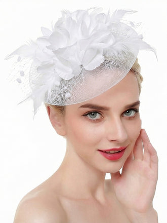 Elegante copricapo da sposa vintage con delicato velo in rete con fiori di seta e piume, perfetto per cerimonie nuziali e occasioni speciali