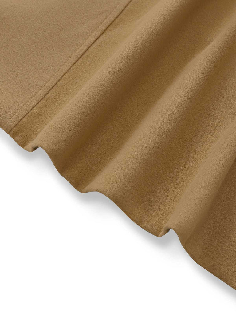 Cappotto doppiopetto con revers e cintura color cachi anni '40