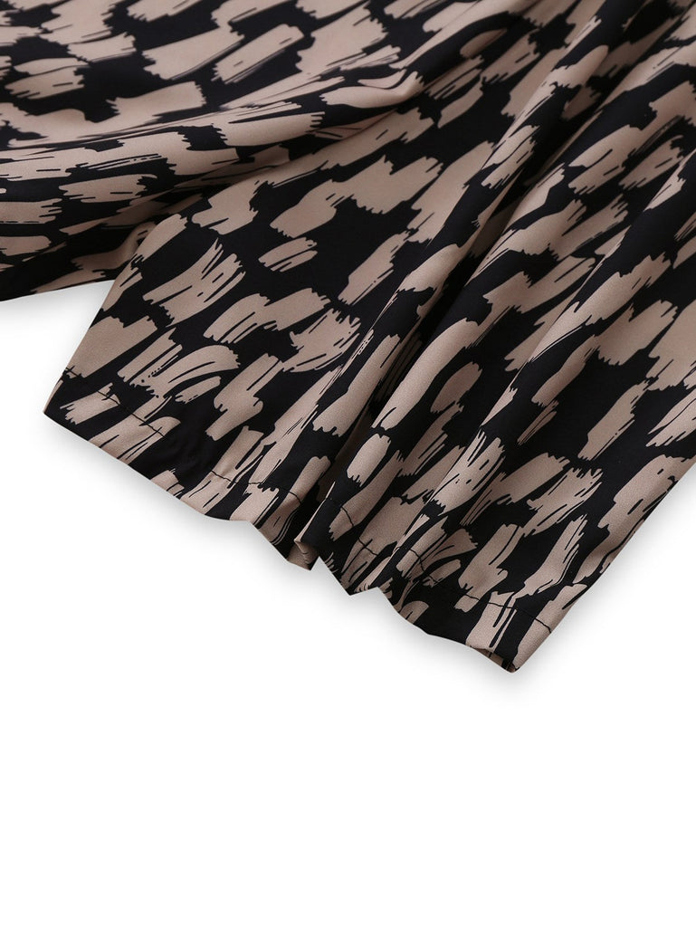 Tuta corta marrone anni '40 in raso leopardato con scollo a V