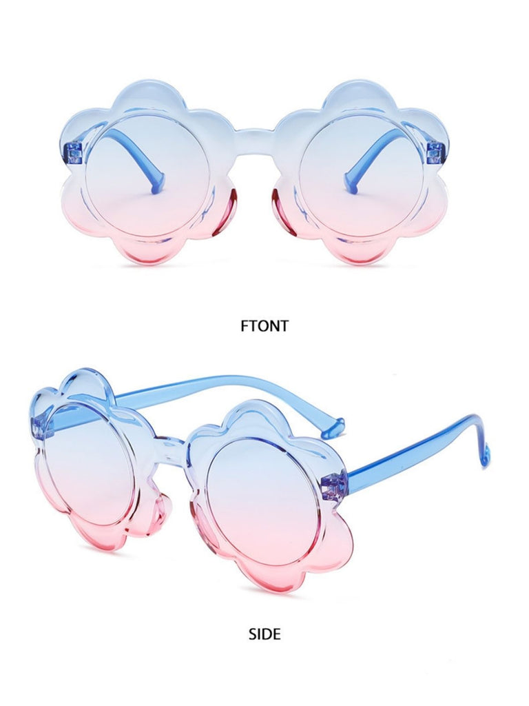 Occhiali da sole a forma di fiore con lenti sfumate dal blu al rosa e montatura blu trasparente, perfetti per un look estivo vivace.