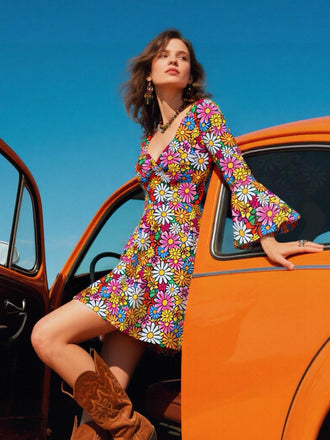 Abito a margherite con maniche a svasatura anni '60