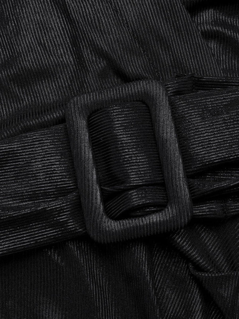 Abito in similpelle con cintura e maniche a piuma nero anni '60