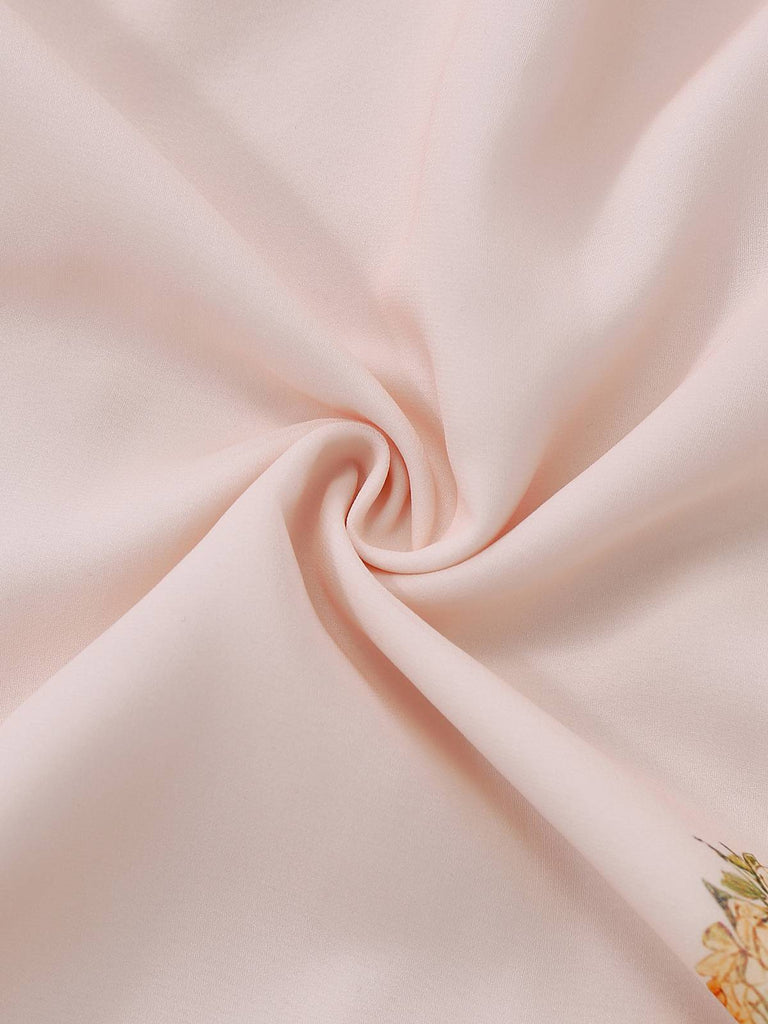 Abito floreale e maniche a balze e scollo a V rosa anni '40