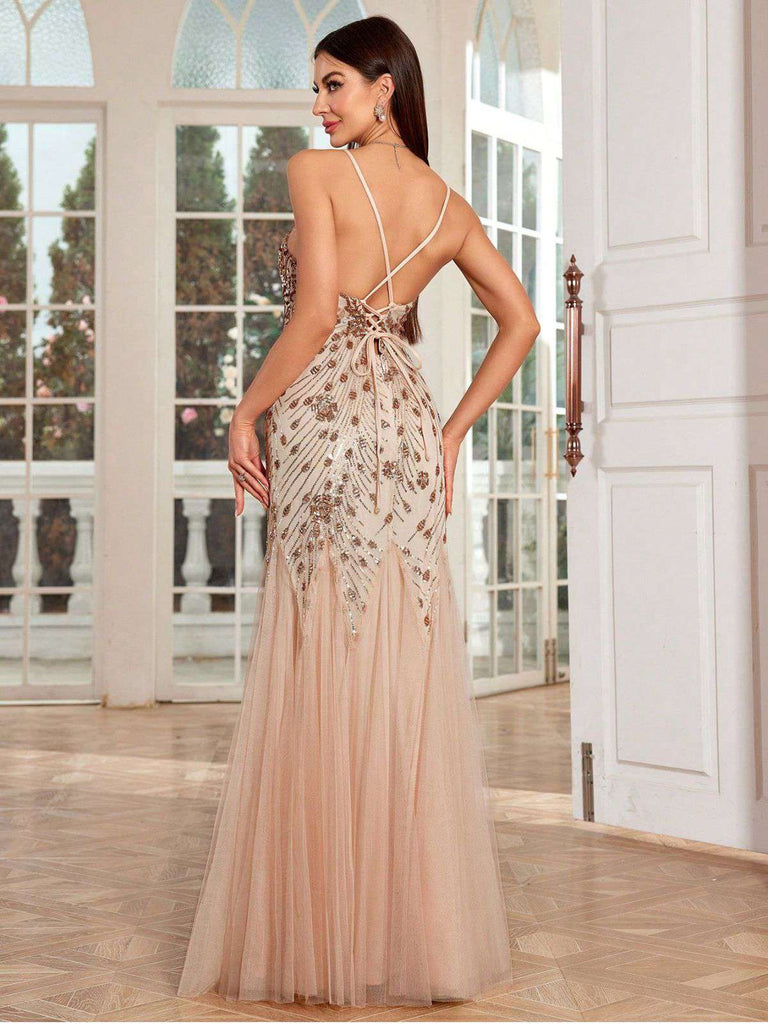 Abito da sera a sirena e paillettes con schiena scoperta beige anni '20