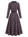 [Prevendita] Abito Grigio Chiaro Anni '40 a Quadri con Bordo Cintura e Mantella Rossa 9