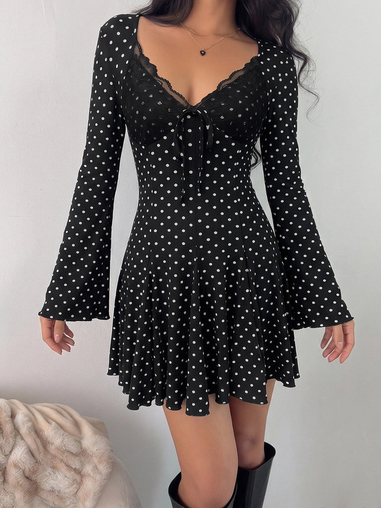 Miniabito Nero Anni '60 a Pois in Pizzo a Costine con Scollo a V e Maniche a Campana 4