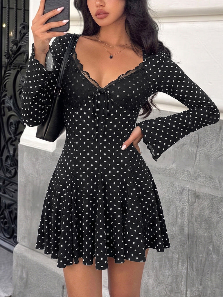 Miniabito Nero Anni '60 a Pois in Pizzo a Costine con Scollo a V e Maniche a Campana 5